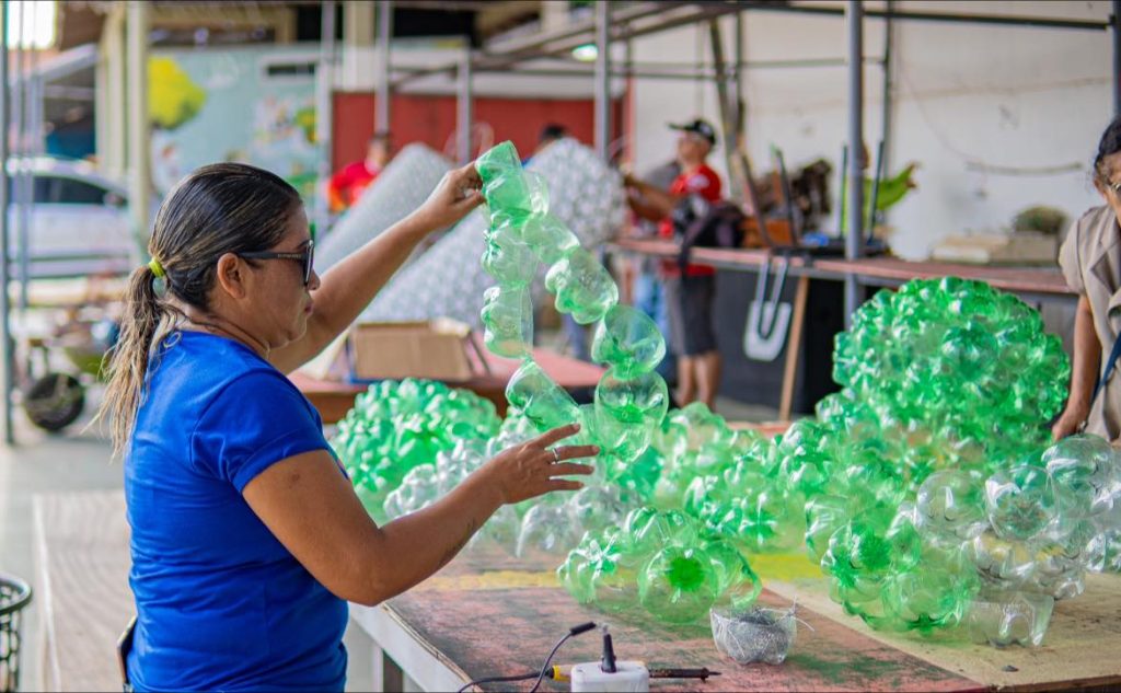 SECULT PREPARA DECORAÇÃO NATALINA COM MATERIAL RECICLADO