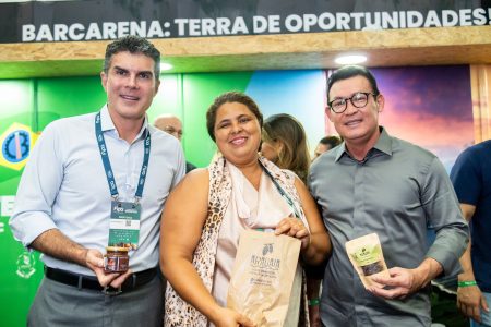 Helder destaca a vocação econômica de Barcarena, reconhece as boas práticas da gestão e ganha chocolate produzido no município