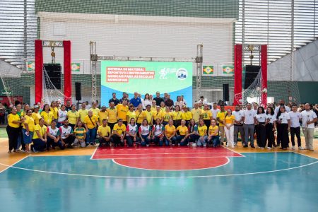 Secretaria Municipal de Educação entrega materiais esportivos e instrumentos musicais para projetos que fortalecem a formação integral dos alunos