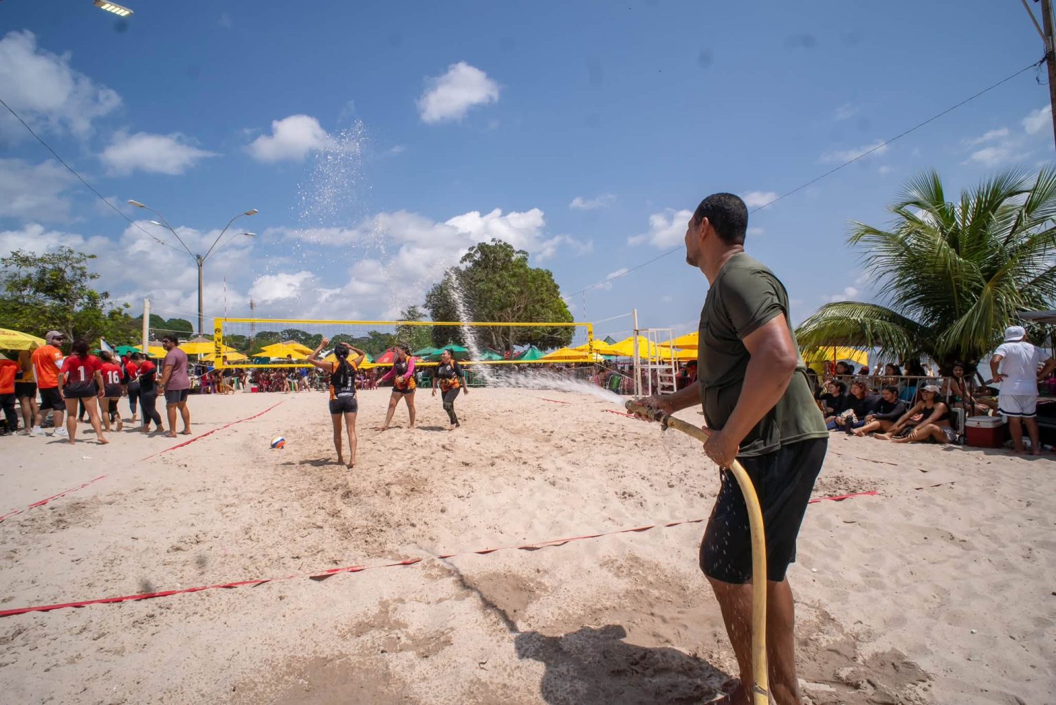 Semjel usa carro-pipa para esfriar areia da Praia do Caripi e reduzir impactos do calor durante jogos ao ar livre