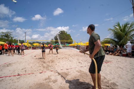 Semjel usa carro-pipa para esfriar areia da Praia do Caripi e reduzir impactos do calor durante jogos ao ar livre
