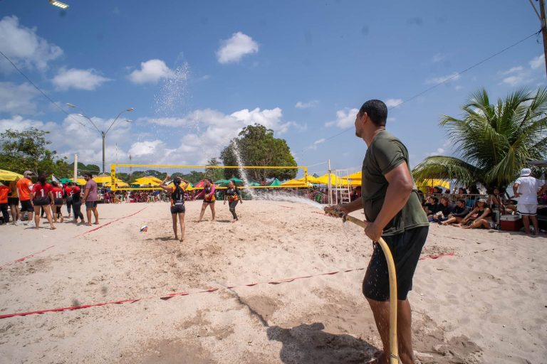 Semjel usa carro-pipa para esfriar areia da Praia do Caripi e reduzir impactos do calor durante jogos ao ar livre